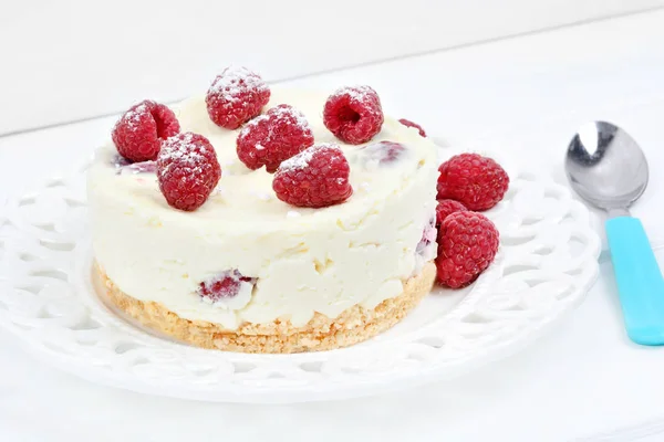Mini Cheesecake met witte chocolade en frambozen — Stockfoto