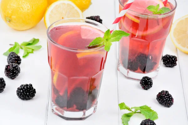 Blackberries lemonade in a glasses on wooden table — Stock Photo, Image