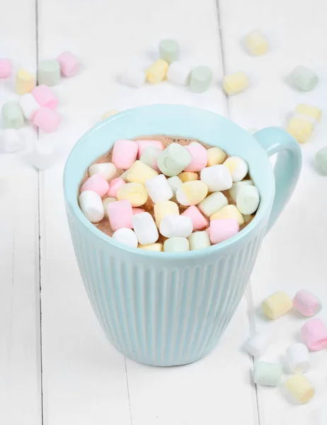 Bir fincan renkli marshmallows ile sıcak çikolata — Stok fotoğraf