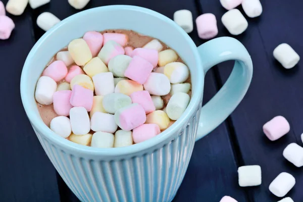 Ahşap bir masada bir fincan renkli marshmallow ile sıcak çikolata — Stok fotoğraf
