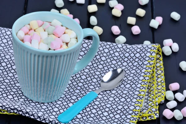 Chocolat chaud avec guimauves colorées — Photo