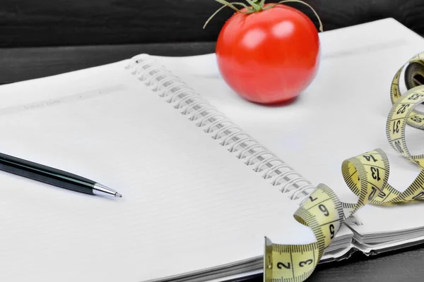 Cierre Cuaderno Vacío Con Pluma Centímetro Tomate Cherry Sobre Fondo —  Fotos de Stock