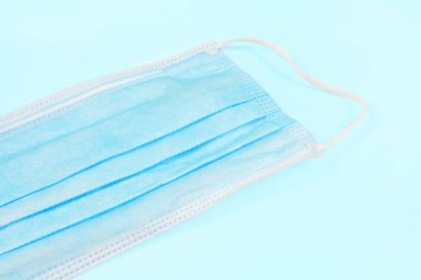 Mavi arkaplanda yüz maskesi kapat