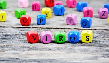 Tahta masadaki virüs kelimesi. 