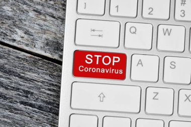 Kırmızı düğmeli bilgisayar klavyesinde Coronavirus kelimelerini kapat