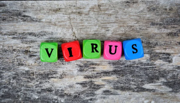 Eski ahşap bir masada virüs kelimesi