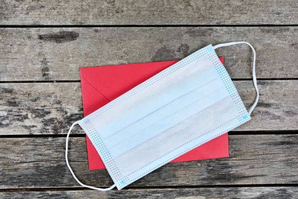 Kırmızı zarfta yüz maskesi. Üst görünüm