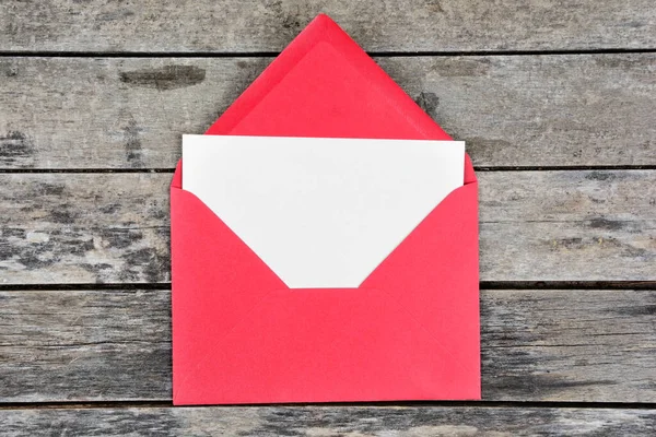 Papel Vazio Envelope Vermelho Uma Mesa Velha — Fotografia de Stock