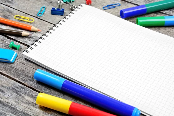 Masasında Renkli Kalemler Kalemler Olan Boş Bir Defter — Stok fotoğraf
