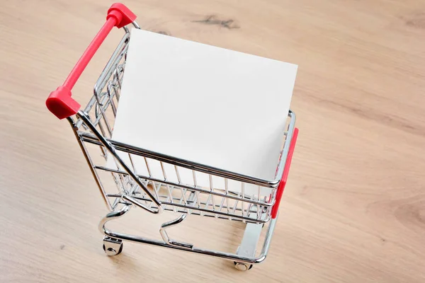 Leeres Papier Einkaufswagen Auf Einem Holztisch — Stockfoto