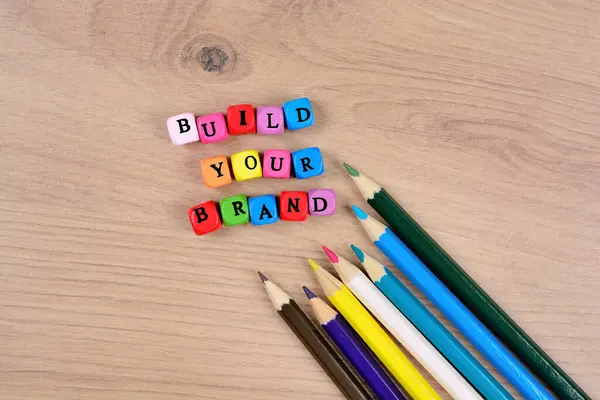 Construye Tus Palabras Marca Lápices Colores Sobre Una Mesa Madera — Foto de Stock