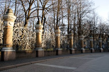 St. Petersburg 'daki Mikhailovsky Bahçesi' nin çiti. Çit dekoratif tuğla direklerle ayrılmış bölümlerden oluşuyor. Süslü, nakışlı bir örtü takınmışlardır..