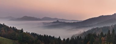Sisli panoramik manzara dağ ve vadi üzerinde şafakta. Slovenya