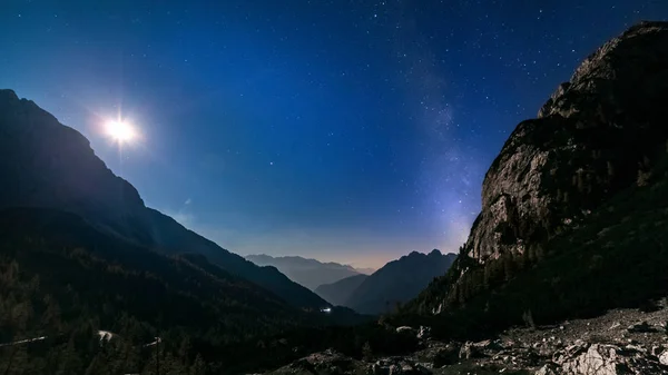 Csillagok Tejút Hold Fény Hegyi Éjszaka Táj Felett Éjszakai Panorámában — Stock Fotó