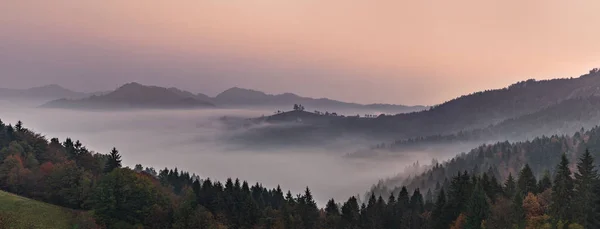 Panoramatické Zamlžené Krajiny Svítání Přes Hory Údolí Slovinsko Royalty Free Stock Fotografie