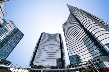 Milan, İtalya - 2 Kasım 2018: Gae Aulenti kare, İtalya, Unicredit ofisleri merkezinin en yüksek gökdelen. Önemli mali soka. Porta nuova bölgesinde