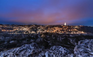Sassi üzerinde Matera Italya günbatımı. Cityscape alacakaranlık manzara. Mavi