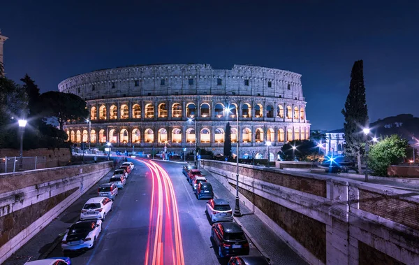 Rom Kolosseum Nacht landschaftlich reizvolles Stadtbild. Kolosseum der urbanen Landschaft — Stockfoto
