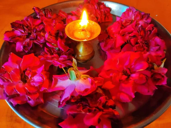 Vermelho Rosa Flores Sobre Fundo Amarelo Com Diwali Diya Mantido — Fotografia de Stock