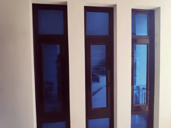 黒い木枠の部屋のガラス窓 — ストック写真