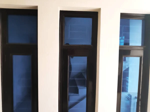 黒い木枠の部屋のガラス窓 — ストック写真