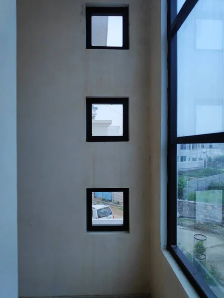 Beaucoup Petites Fenêtres Verre Bleu Dans Maison Moderne — Photo