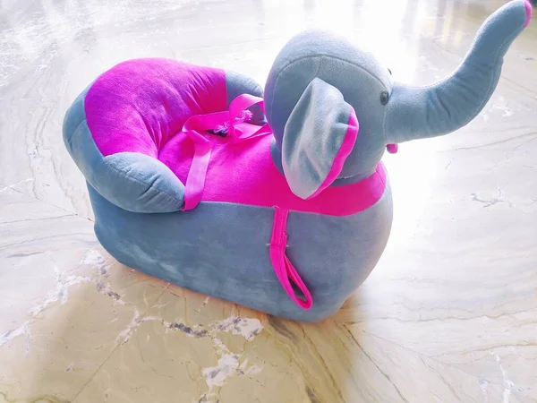 Adorável Assento Elefante Brinquedo Macio — Fotografia de Stock