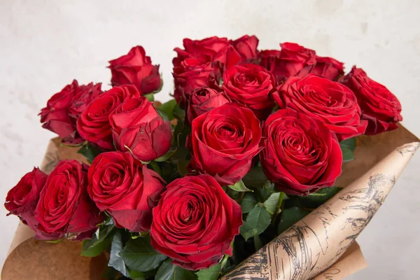 Schöner Strauß Roter Rosen — Stockfoto