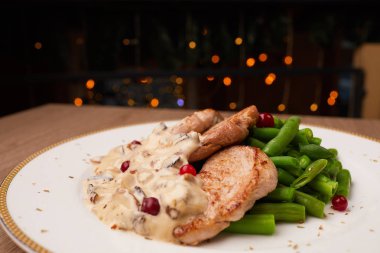 Kızılcık ve yeşil fasulye soslu domuz eti