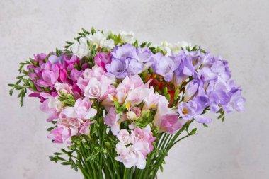 buket pembe ve mor çiçekler