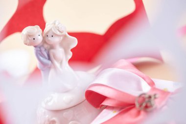 kalplerin arka planda seramik çift