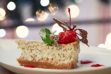 Kirazlı lezzetli pasta.