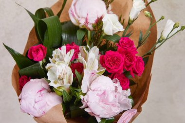 gül, peonies ve lilie güzel buket