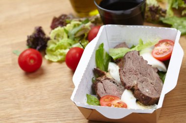 sağlıklı yiyecek yumurta haşlanmış et ve taze sebze otlar