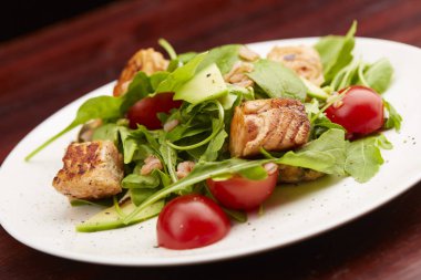 Balık, roka, domates salatası