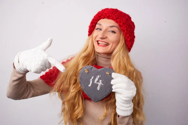 Blondine Zeigt Valentinstag Herz — Stockfoto