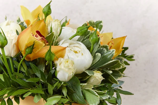 Красивый Букет Розами Пионами Лилией — стоковое фото