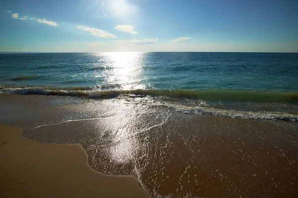 Ondas Rolam Praia Arenosa — Fotografia de Stock