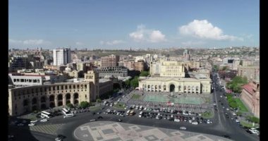 Cityscape görkemli bina ve Gürcistan'daki büyük şehirde Meydanı