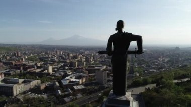Anne Ermenistan heykel ve Erivan'ın cityscape