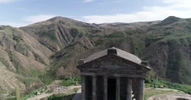 Gürcistan Kafkasya dağlarında yeşil tepe üzerinde kale