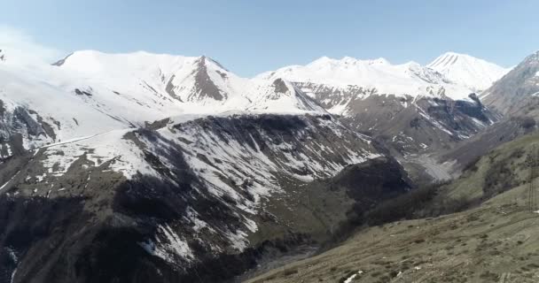 Estrada Sinuosa Montanhas Cáucaso Cobertas Neve — Vídeo de Stock