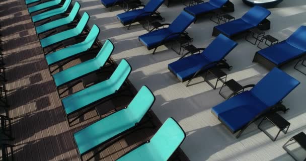 Fileiras Cadeiras Convés Azuis Spa — Vídeo de Stock