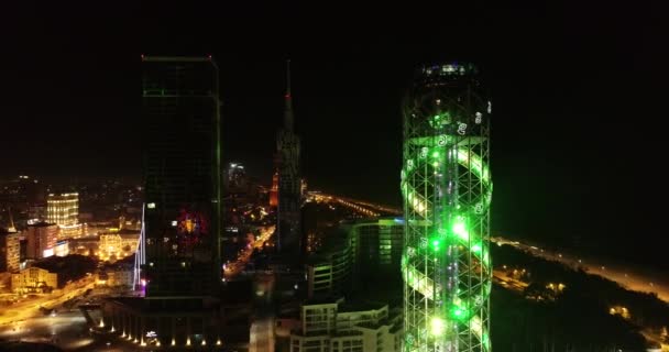 Stadsbilden Med Belysta Byggnader Natten Och Pariserhjul Batumi — Stockvideo