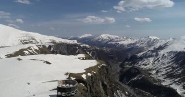 Castle Rock'da Kafkasya dağlarında Gürcistan'daki kar ile kaplı