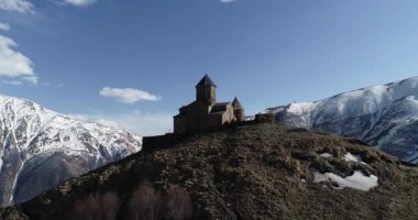 Gürcistan Kafkasya dağlarında kayaya Jvari Manastırı