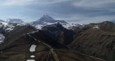 Gürcistan'daki kar toprak yol otomobillerde Kafkas Dağları ile kaplı