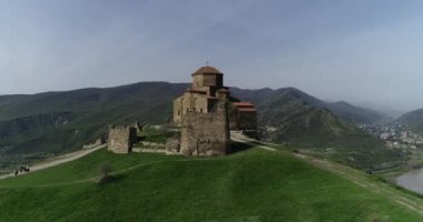 Gürcistan Kafkasya dağlarında yeşil tepe üzerinde kale