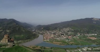 Gürcistan'daki yeşil Kafkasya dağlarında güzel cityscape