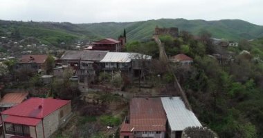 Gürcistan'daki yeşil Kafkasya dağlarında güzel cityscape